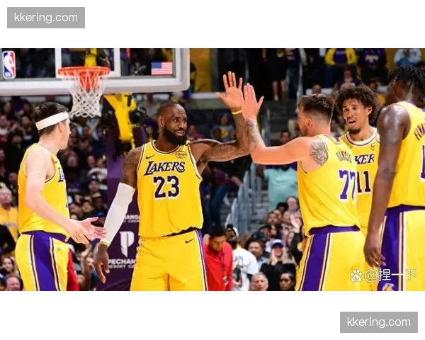 湖人团队篮球实战哲学 快速传导与无球协作撕开防守 湖人团队篮球实战哲学 快速传导与无球协作撕开防守